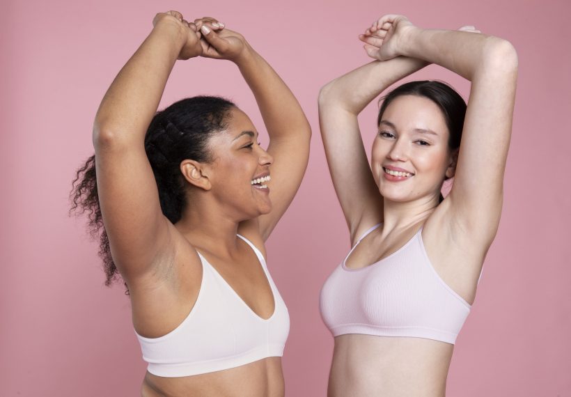 2 femmes qui s'amusent en levant les bras