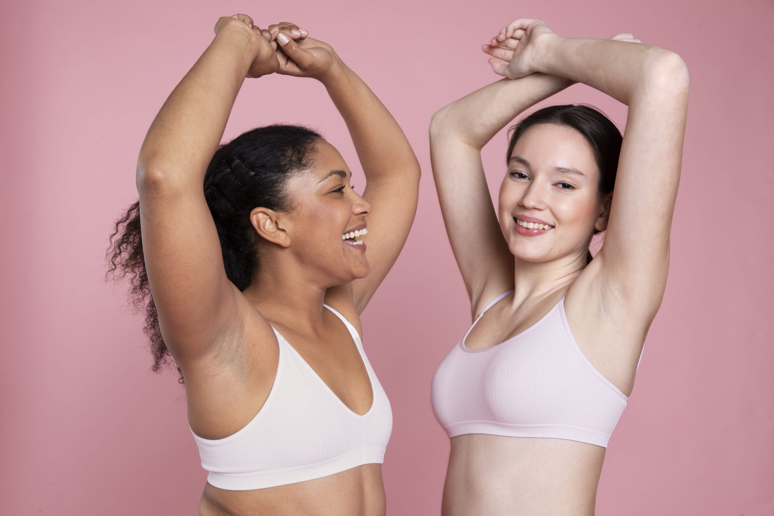 2 femmes qui s'amusent en levant les bras