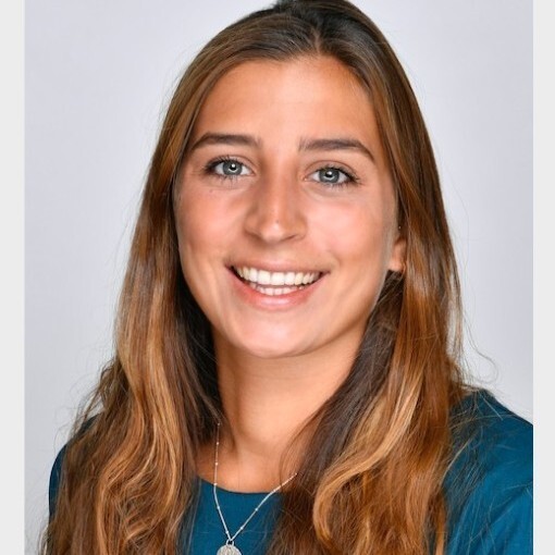 jeune cliente de médecine esthétique chez aesthé