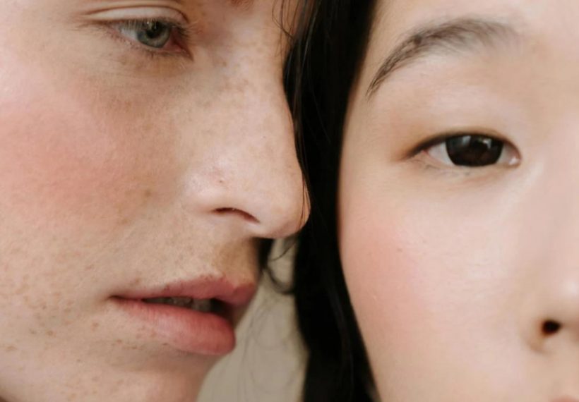 2 femmes avec la peau lisse grâce à la routine glass skin