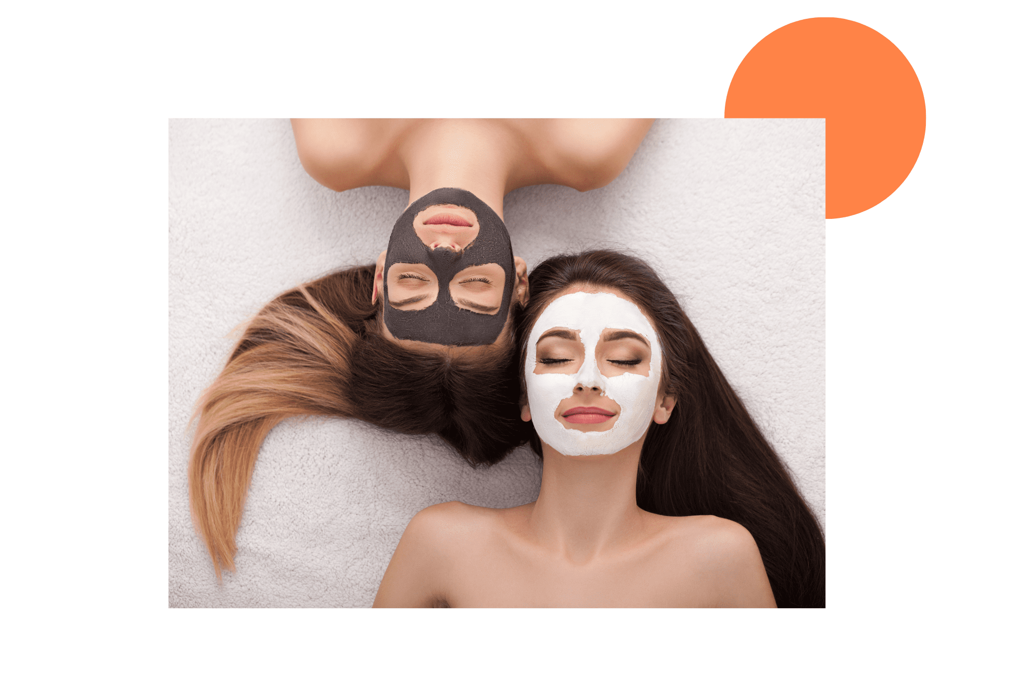 2 femmes qui font des masques visages