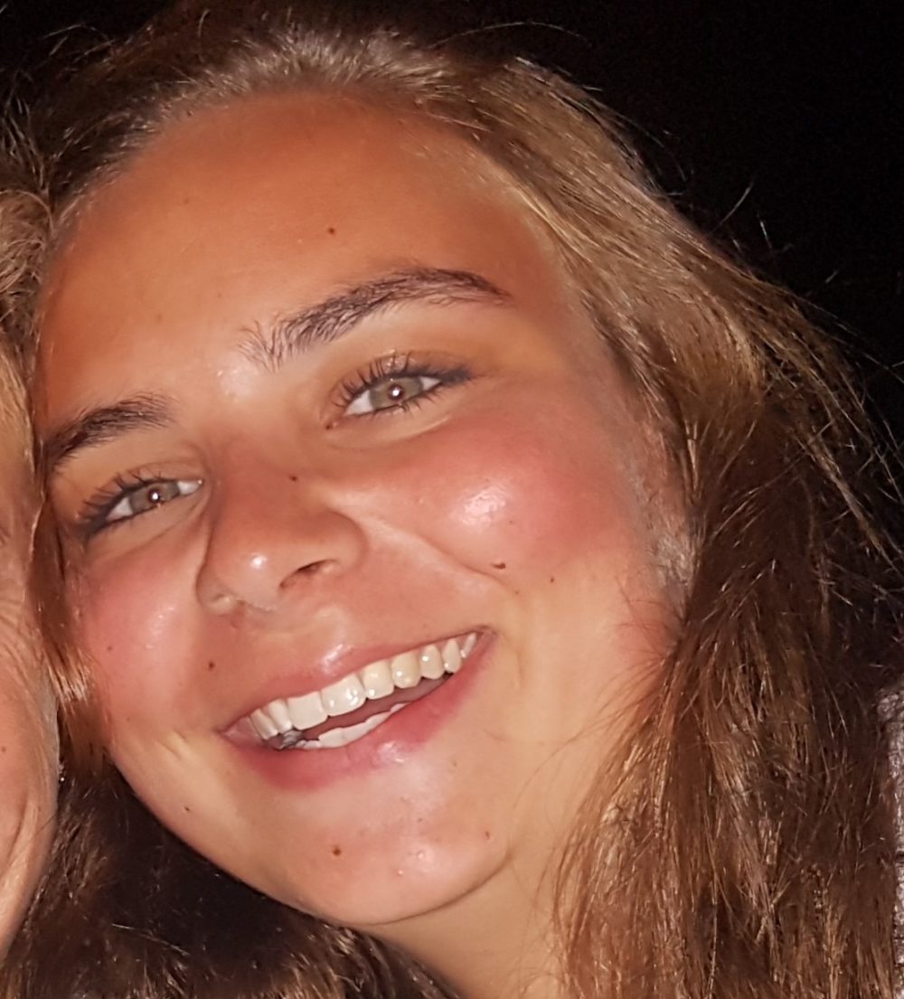 femme souriante après ses injections chez Aesthé, centre de médecine esthétique