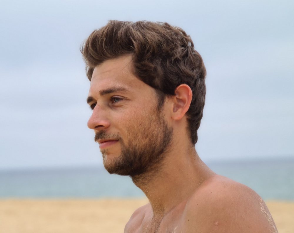 Homme ravi de l'accompagnement de son centre de médecine esthétique