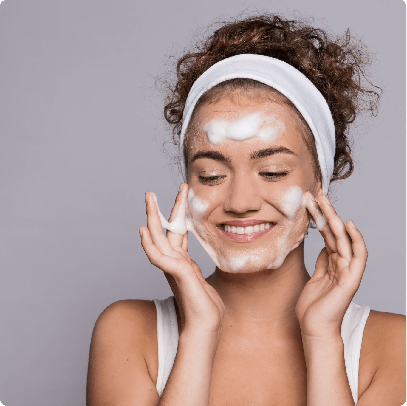 fille qui se nettoie le visage