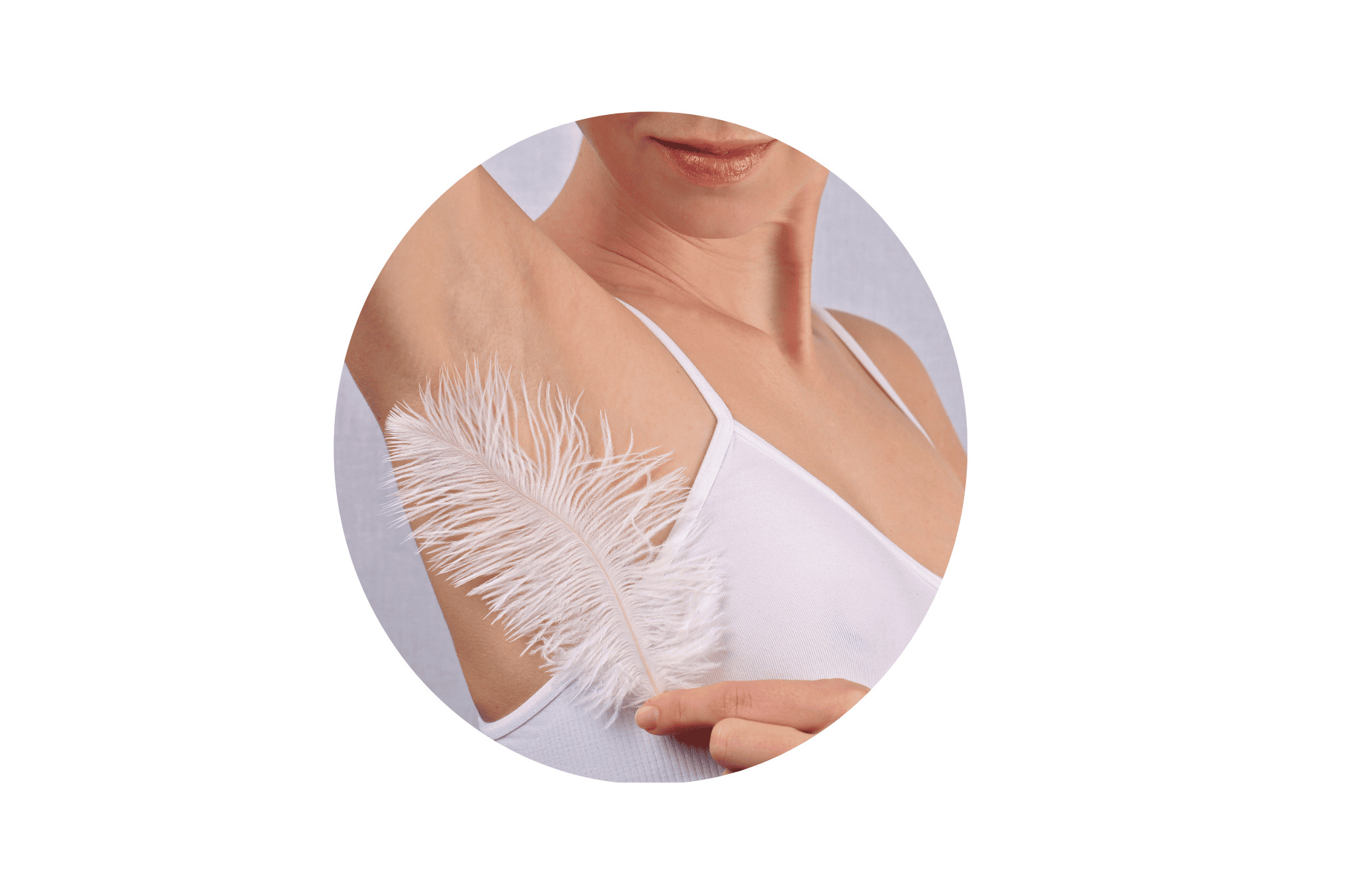 Femme qui touche son aisselle avec une plume