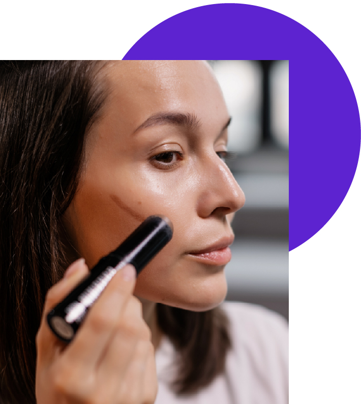 application du contouring, technique de maquillage pour camoufler la cellulite