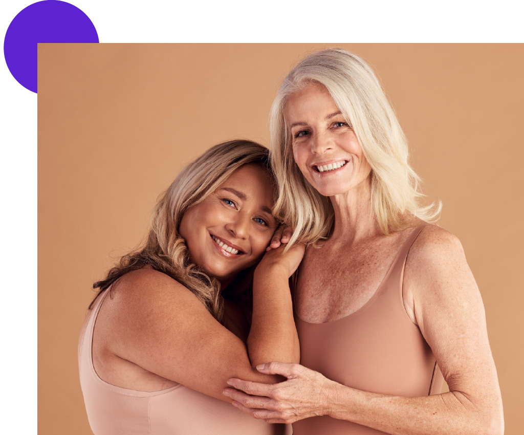 deux femmes de face souriantes avec des bras qui nécessiteraient un peu de raffermissement