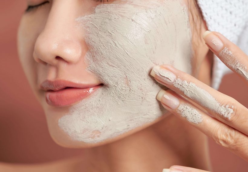 masque a l'argile verte sur joue
