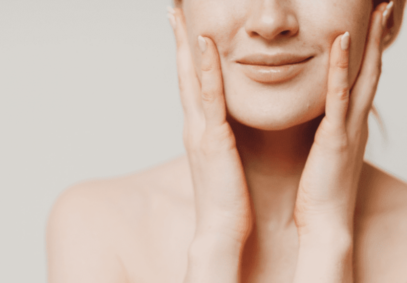 Une jeune femme qui a affiné son visage grâce à un traitement de médecine esthétique effectué chez aesthé