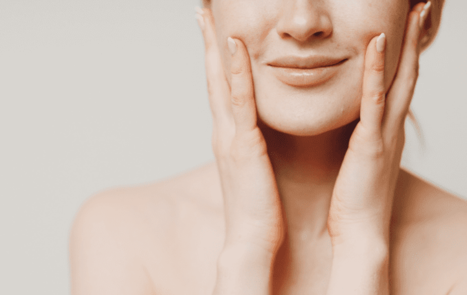 Une jeune femme qui a affiné son visage grâce à un traitement de médecine esthétique effectué chez aesthé