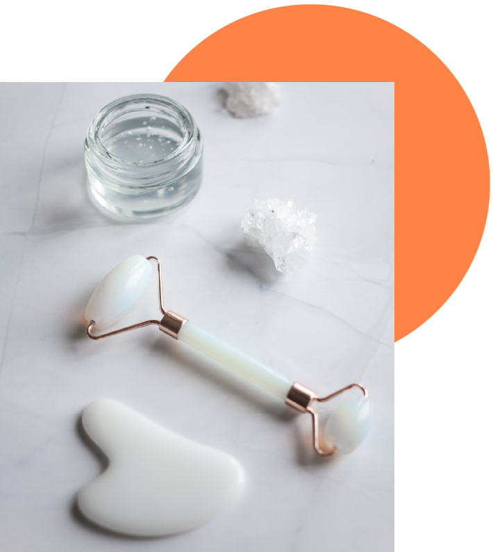 set up d'outils pour réaliser un massage soi-même sur le visage