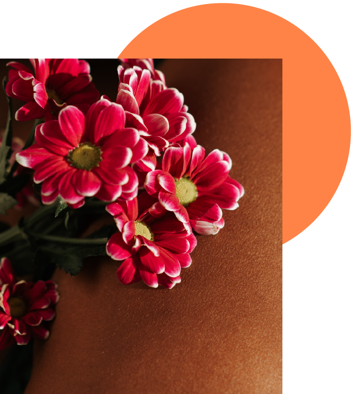 photo esthétique de peau avec des fleurs