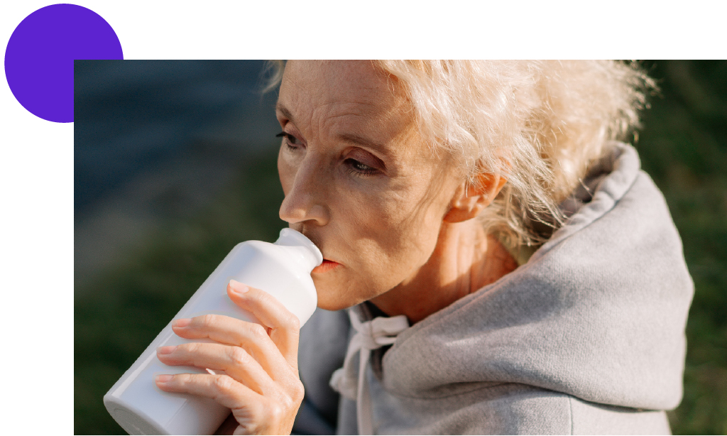 quelqu'un qui boit de l'eau