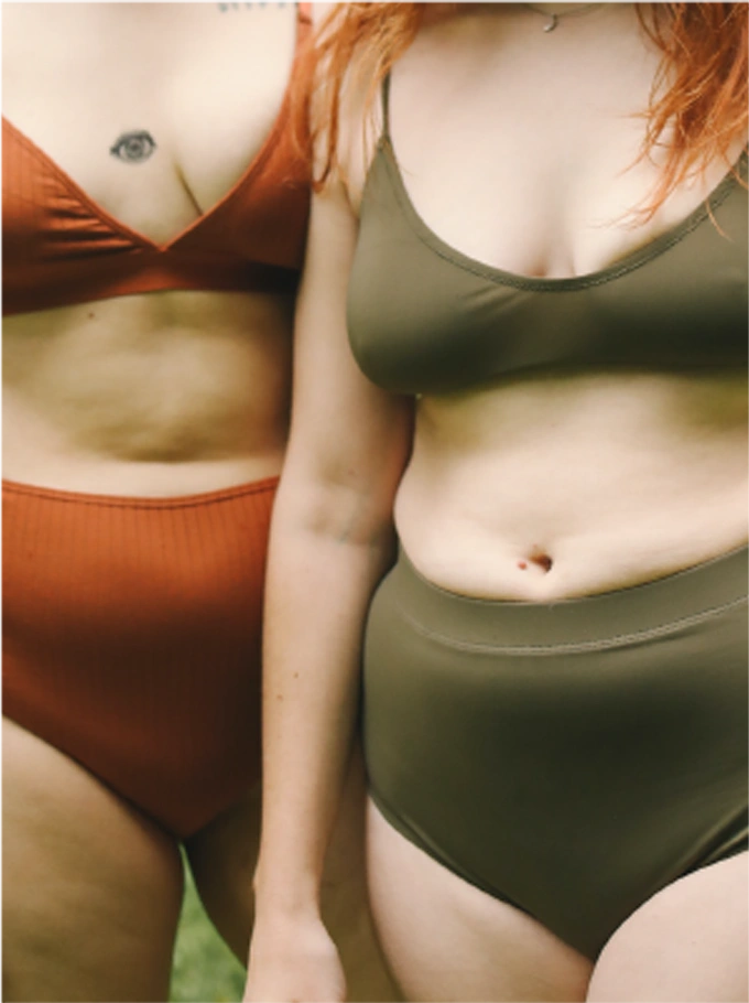 2 corps de femmes en sous vêtements avec zoom sur le ventre