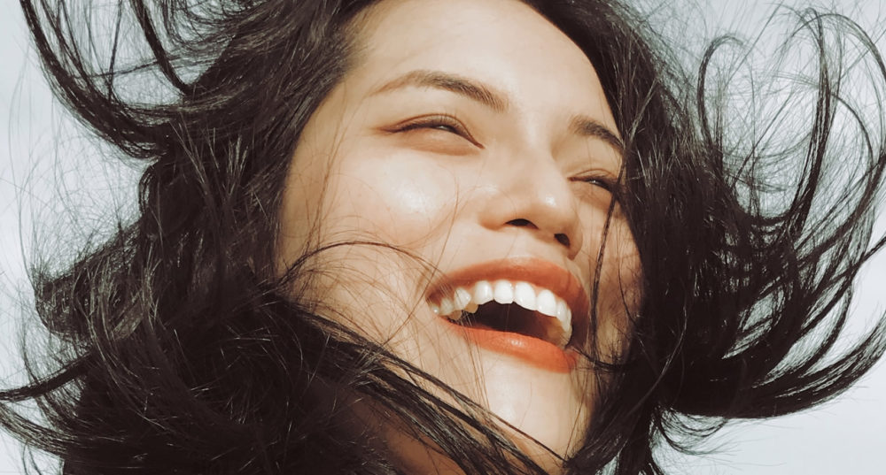 Femme ravie de son soin de médecine esthétique chez aesthé