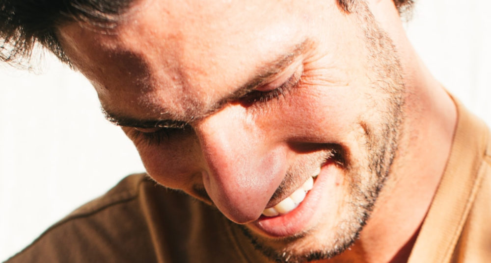 Homme heureux après sa séance de mésothérapie contre la chute de cheveux - médecine esthétique