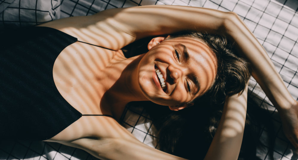 Femme souriante après sa séance d'épilation laser au centre de médecine esthétique Aesthé