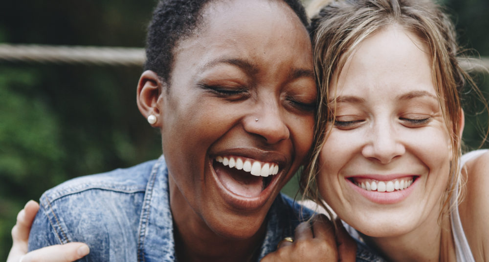 femmes ravies de leurs soins de médecine esthétique préventifs contre les signes de vieillissement