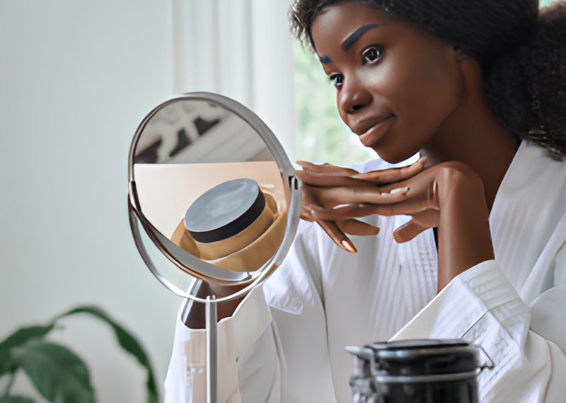 Fille qui se regarde dans un miroir