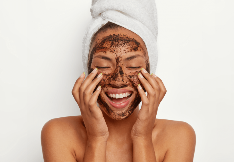 fille avec exfoliant sur le visage