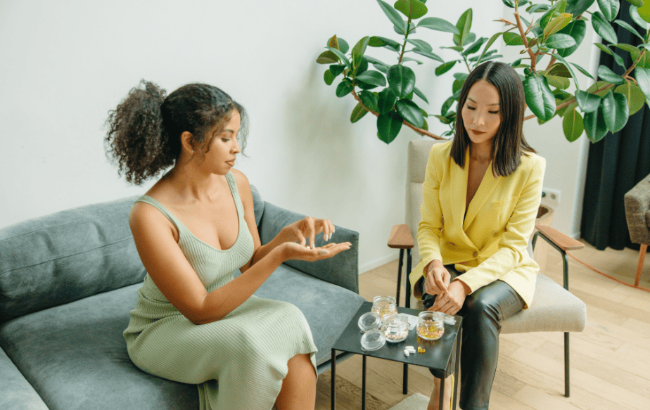 Deux femmes qui prennent des gélules de collagène