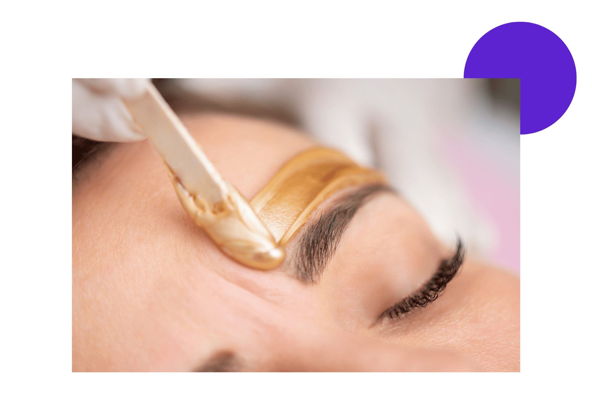 Épilation à la cire jaune d'une femme qui ferme ses yeux