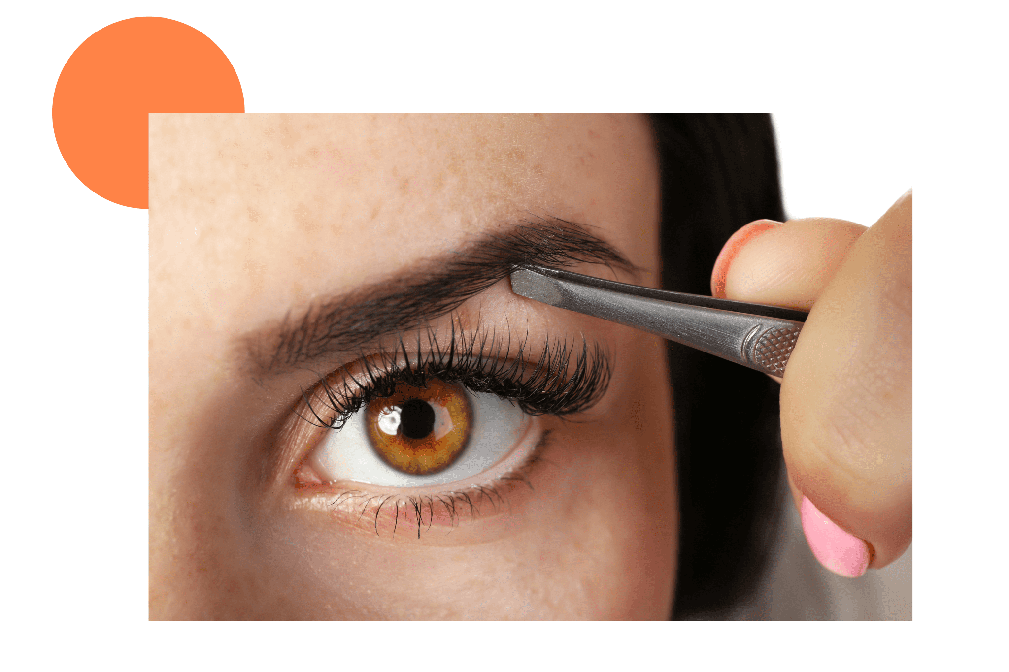 Épilation à la pince sur les sourcils d'une femme aux yeux marrons