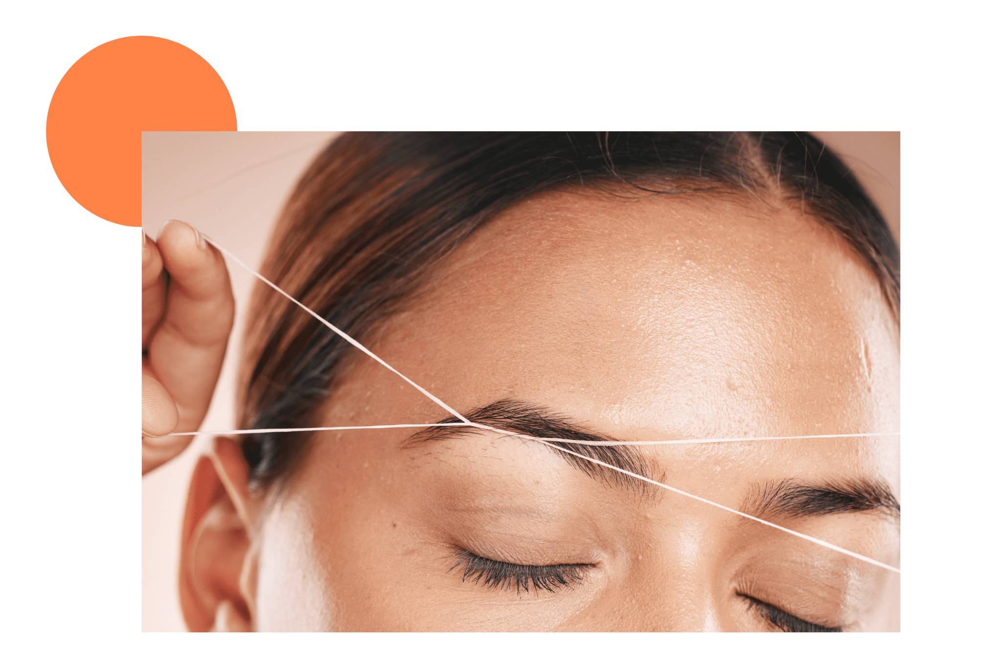 Épilation au fil des sourcils d'une femme qui ferme ses yeux