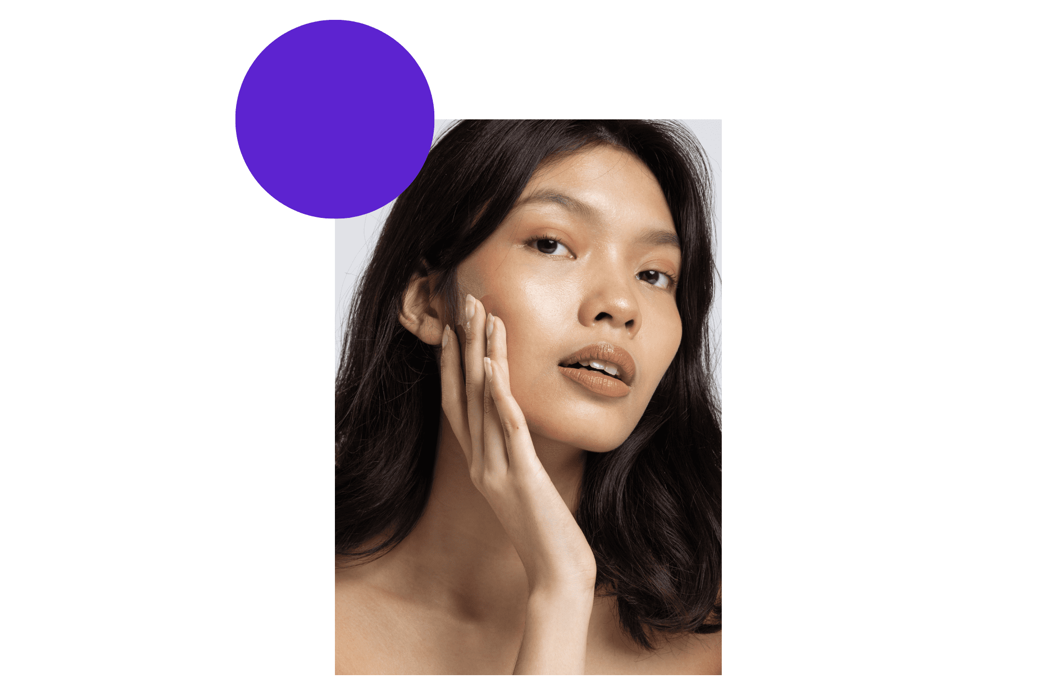 Femme asiatique qui touche son menton