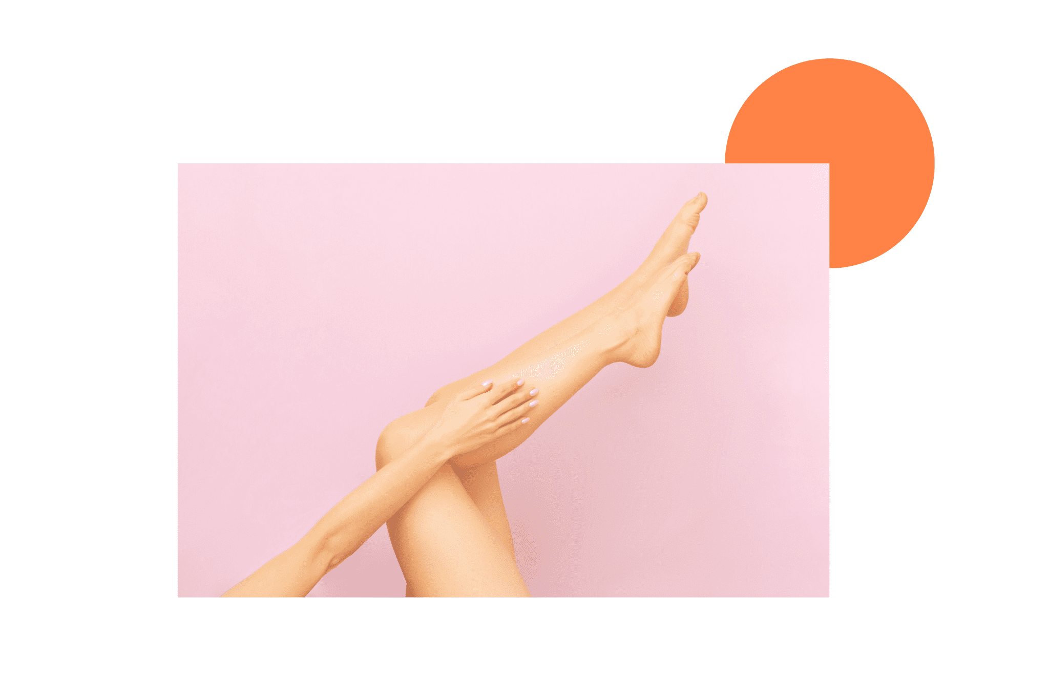 Femme avec des jambes épilées sur un fond rose