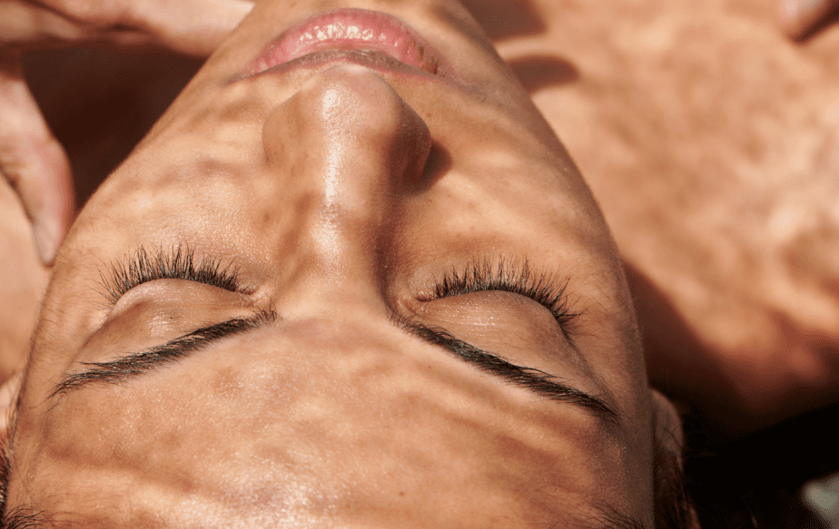 Femme qui a la peau normale