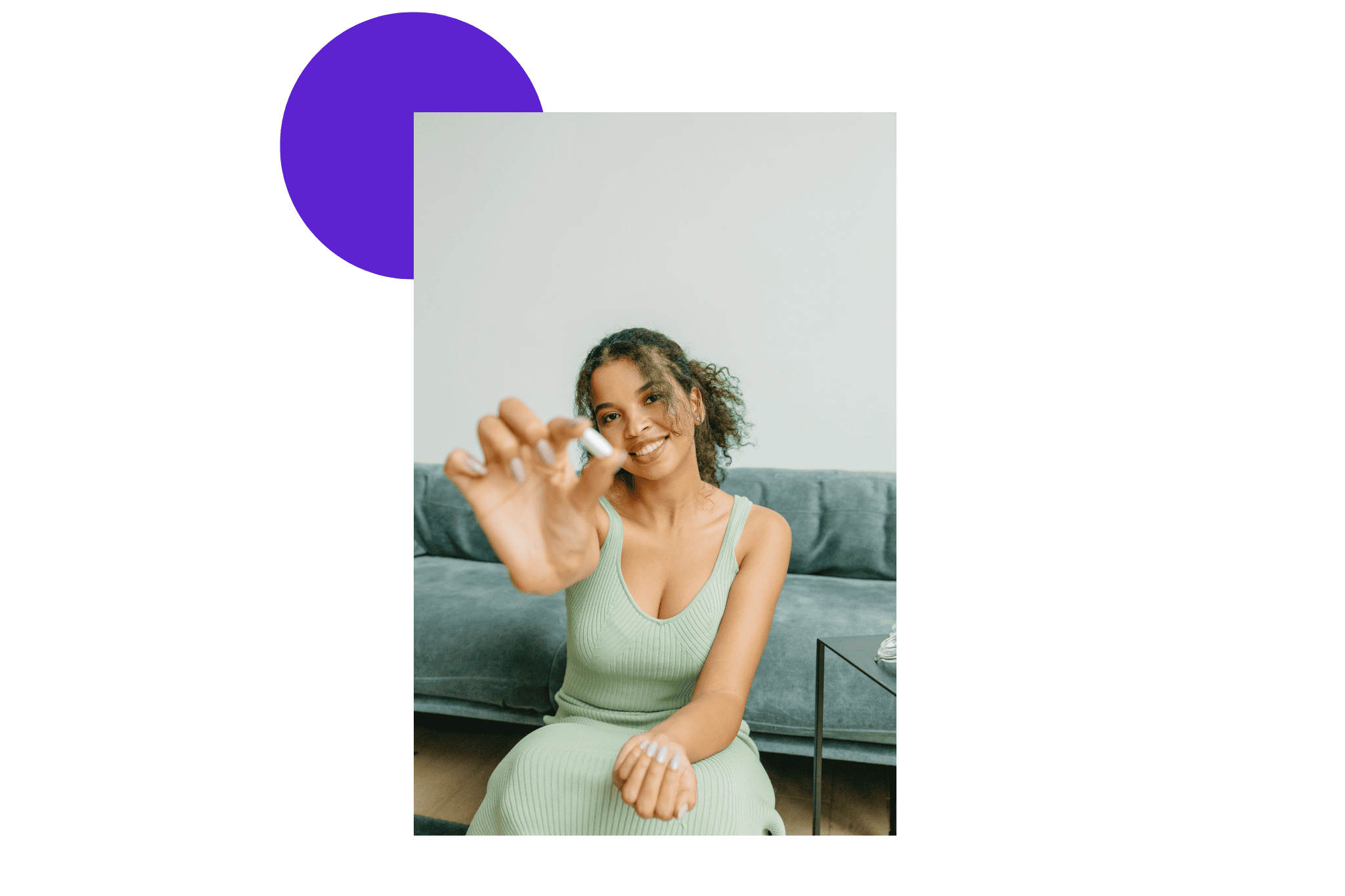 Femme qui prend des gélules de collagène