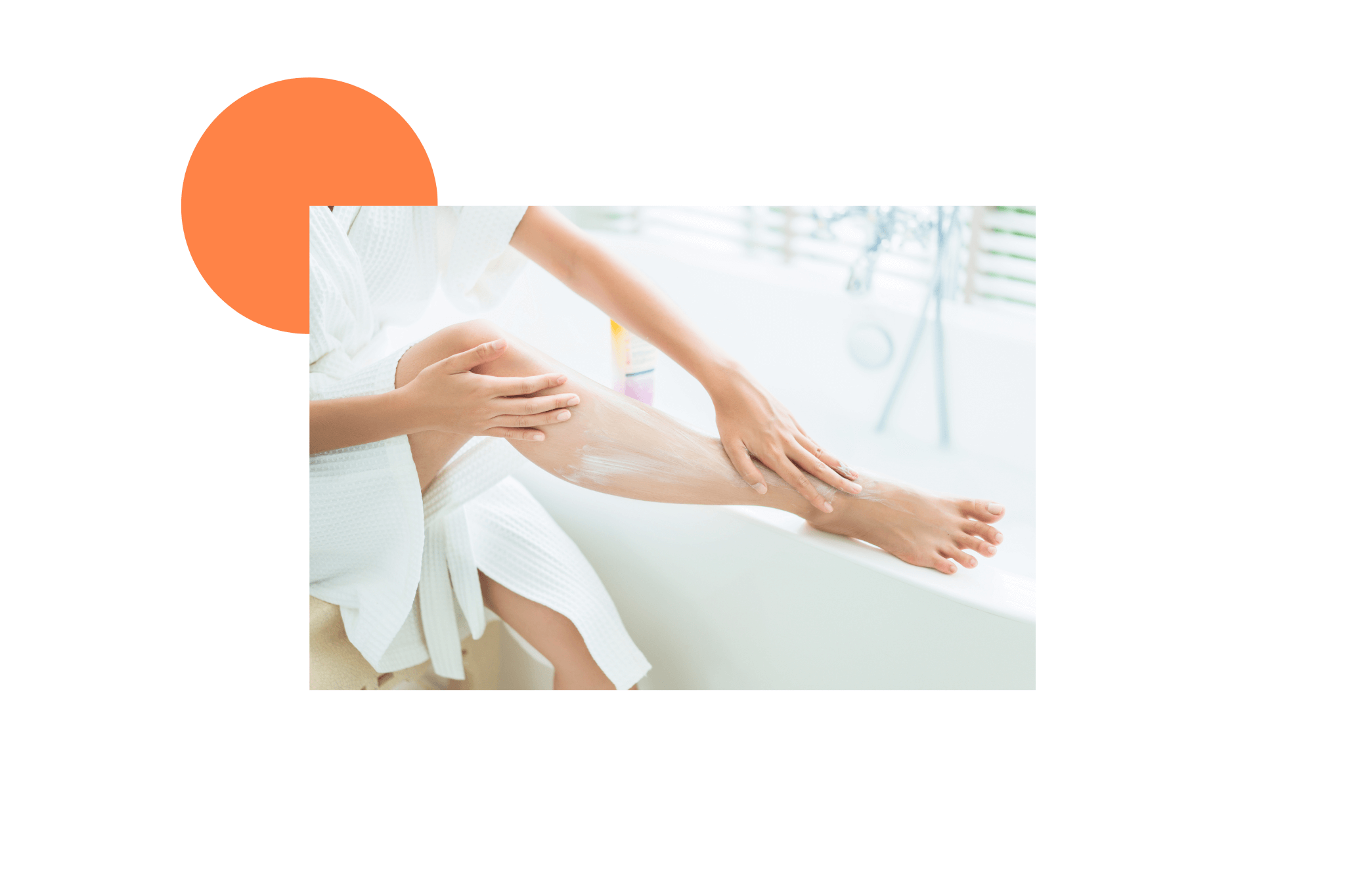 Femme qui se met de la crème anesthésiante sur ses jambes