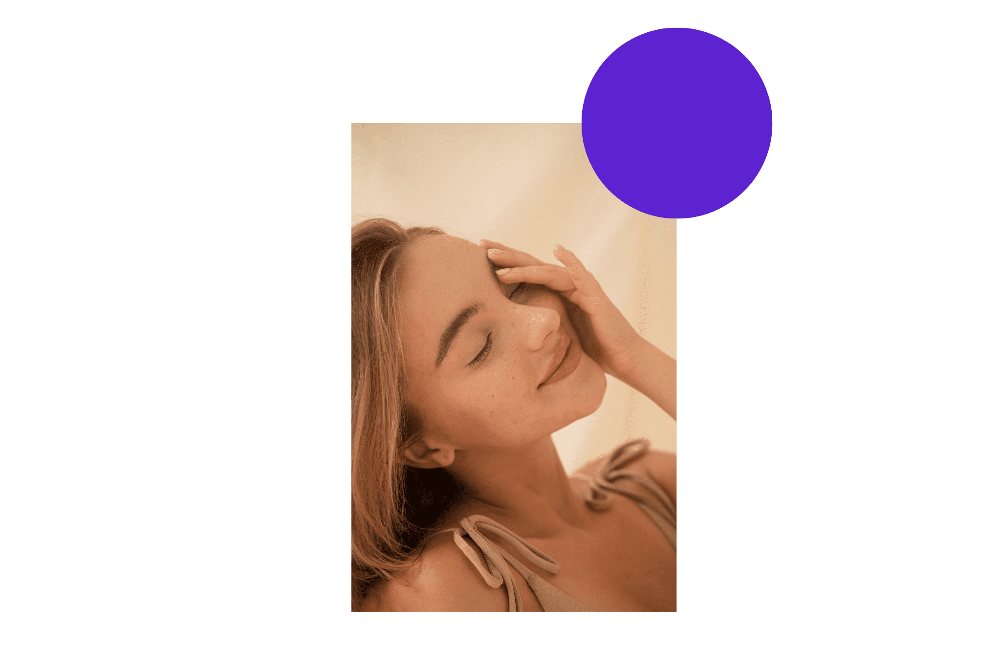 Femme qui se touche les sourcils