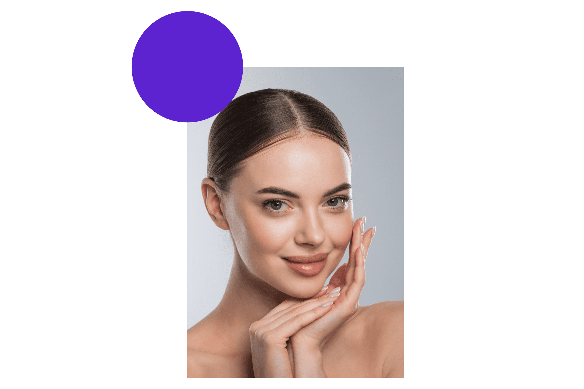 Femme qui touche son menton épilé