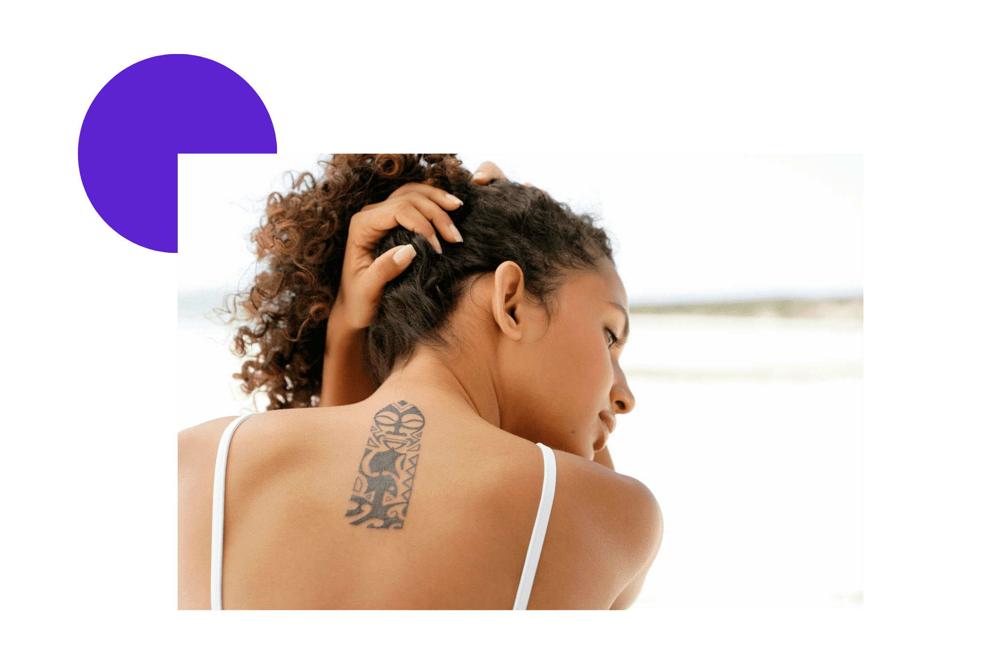 Femme tatouée dans le dos