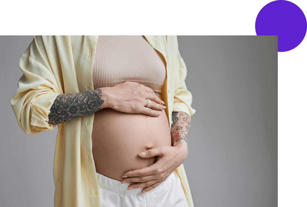 femme enceinte tatouée aux bras