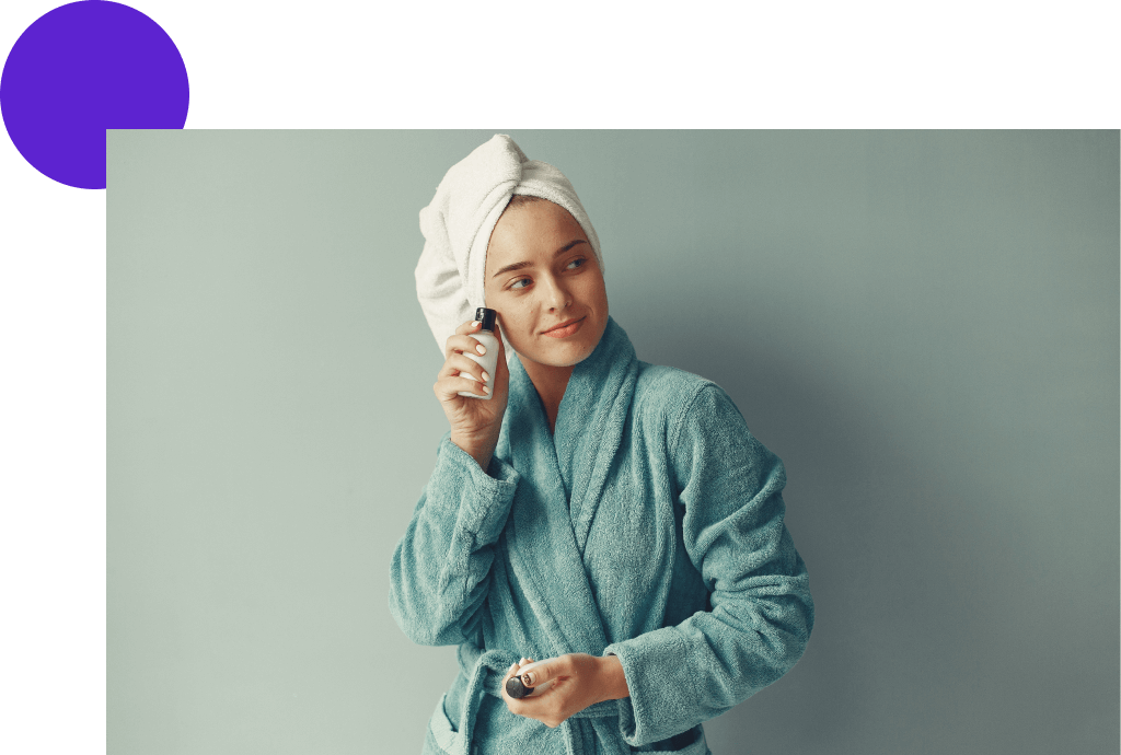 jeune fille qui s'applique de la crème hydratante après la douche le matin