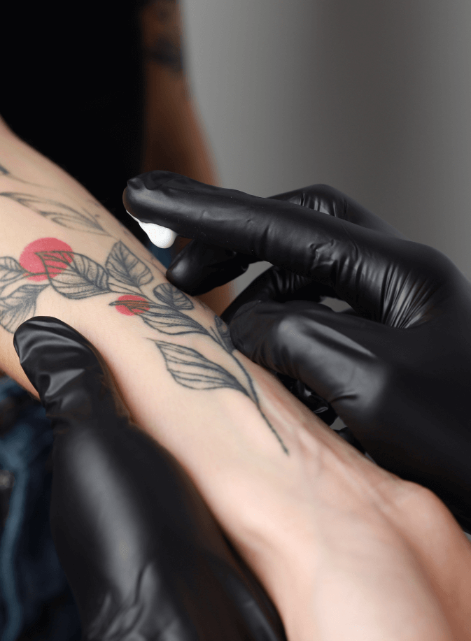 creme detatouage sur bras tatoué