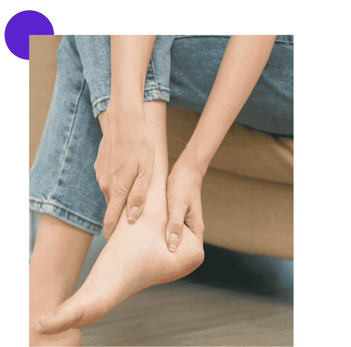 femme qui a mal à la cheville à cause d'un oedème