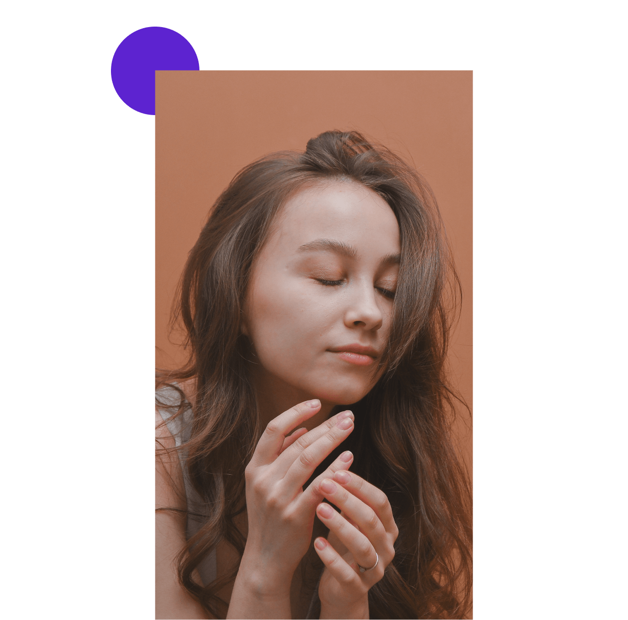 femme comblée de sa greffe de cheveux
