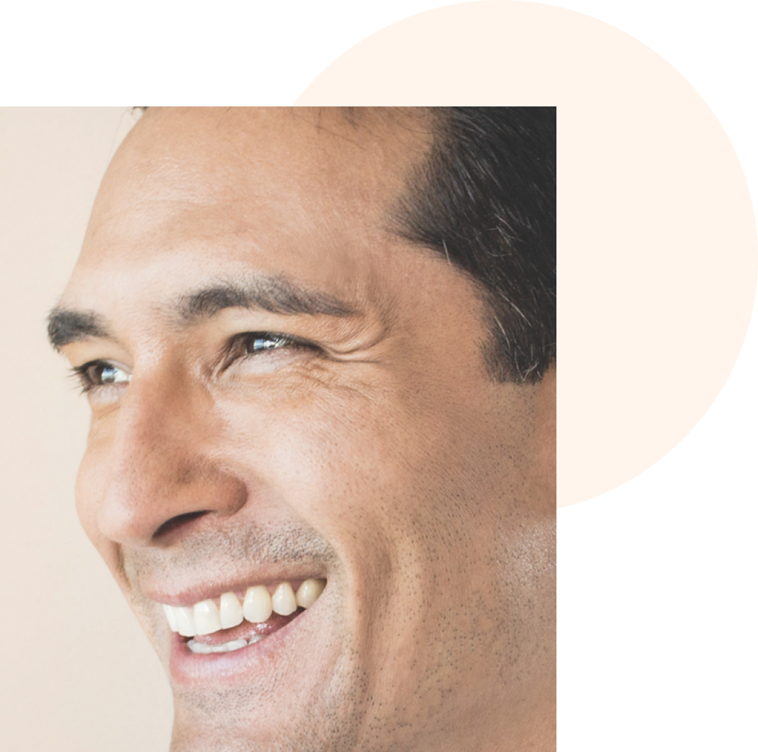 Homme souriant aux médecins esthétiques aesthé