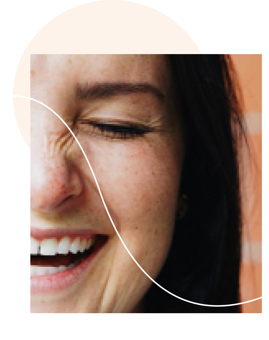 Femme heureuse de ne plus avoir de patte d'oie