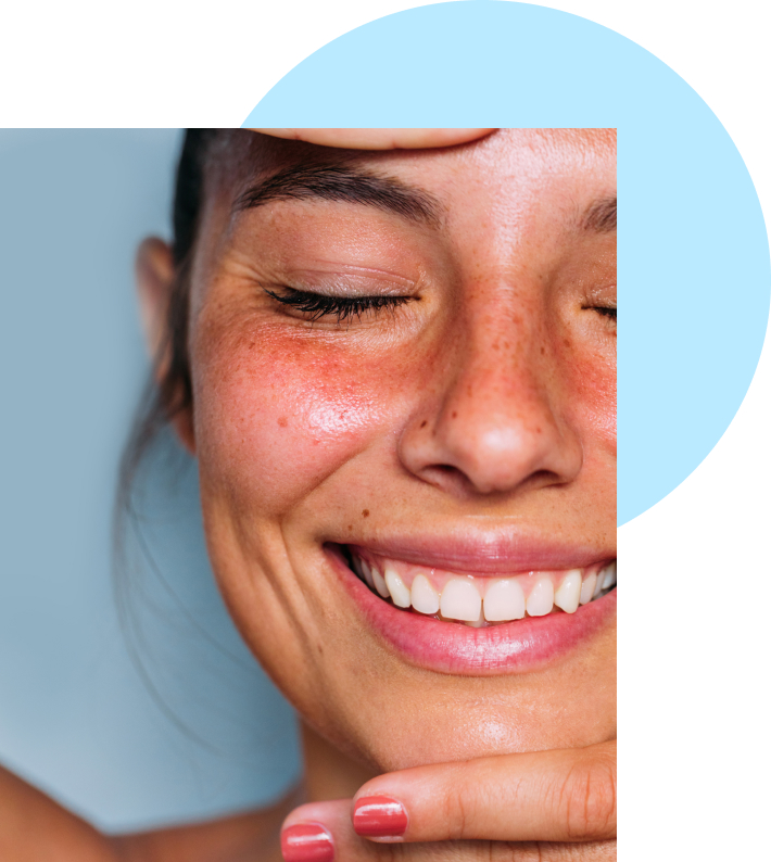 Femme souriante grâce à son soin du visage