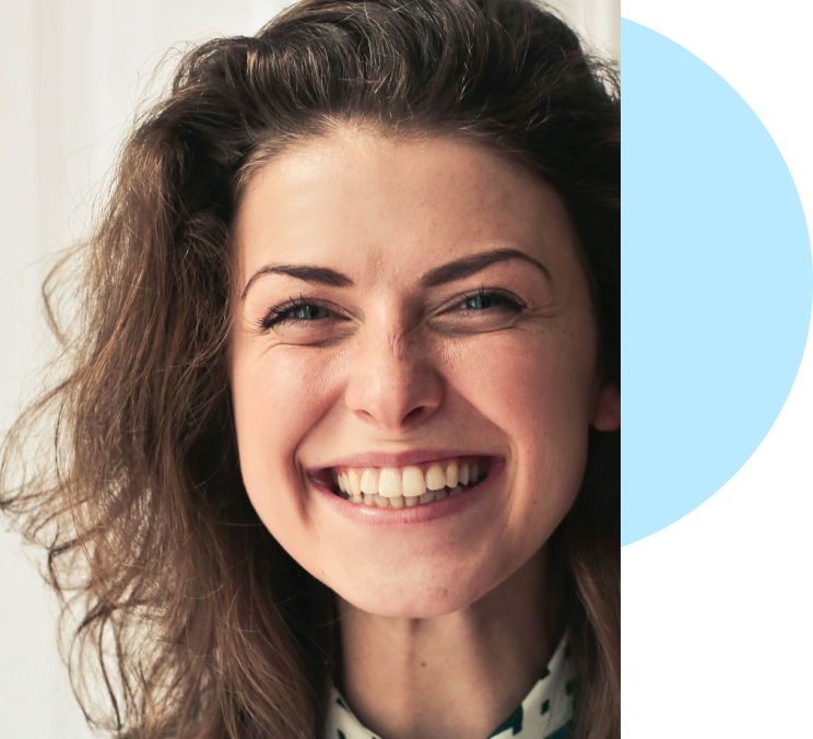 Femme heureuse de son soin visage chez aesthé