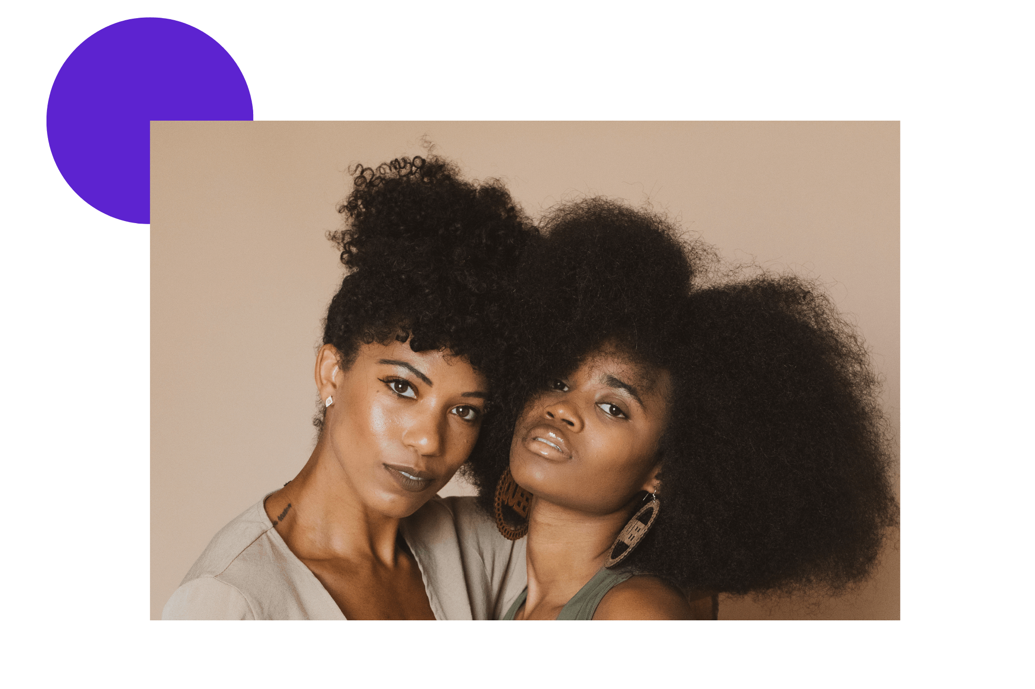 2 filles avec cheveux denses