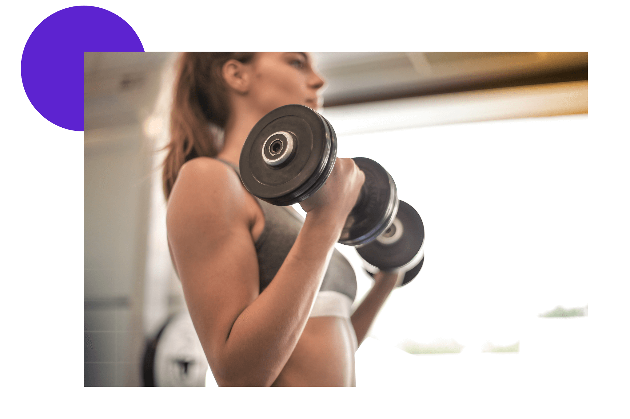 femme qui fait du sport avec haltères