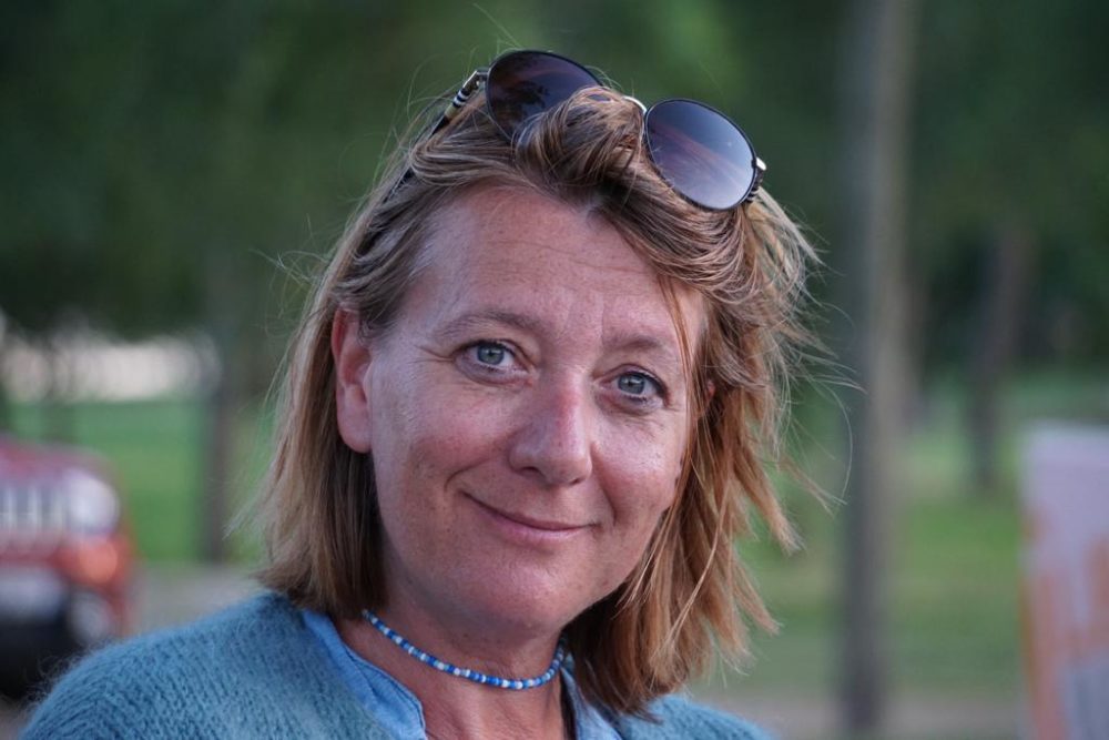 femme souriante après son soin médecine esthétique contre les vergetures