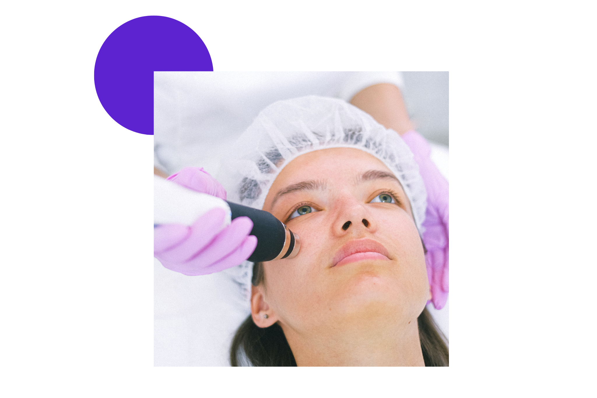 Image d'une femme qui effectue un traitement laser