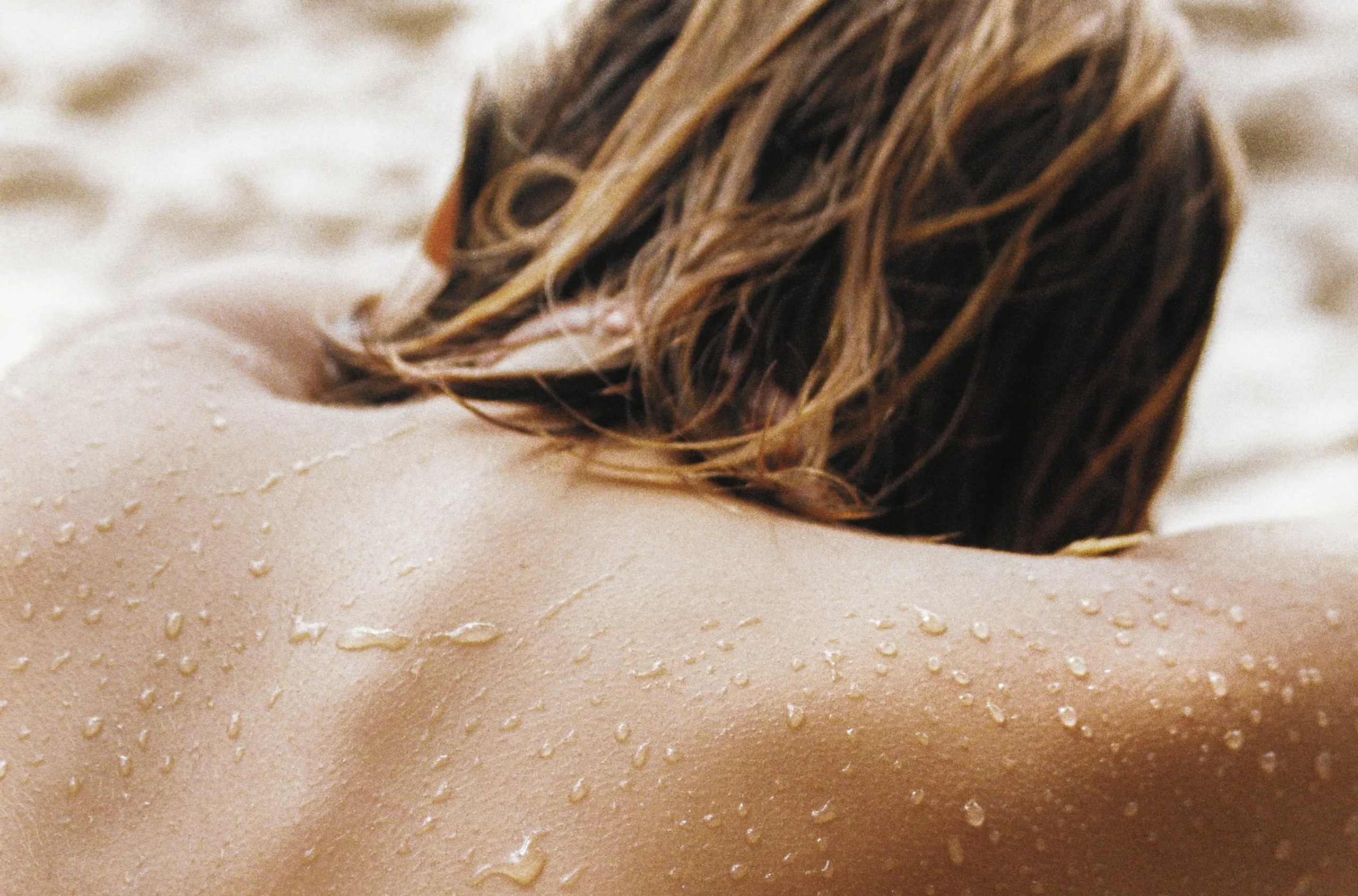 Fille à peau avec des gouttes d'eau pour combattre la peau sèche